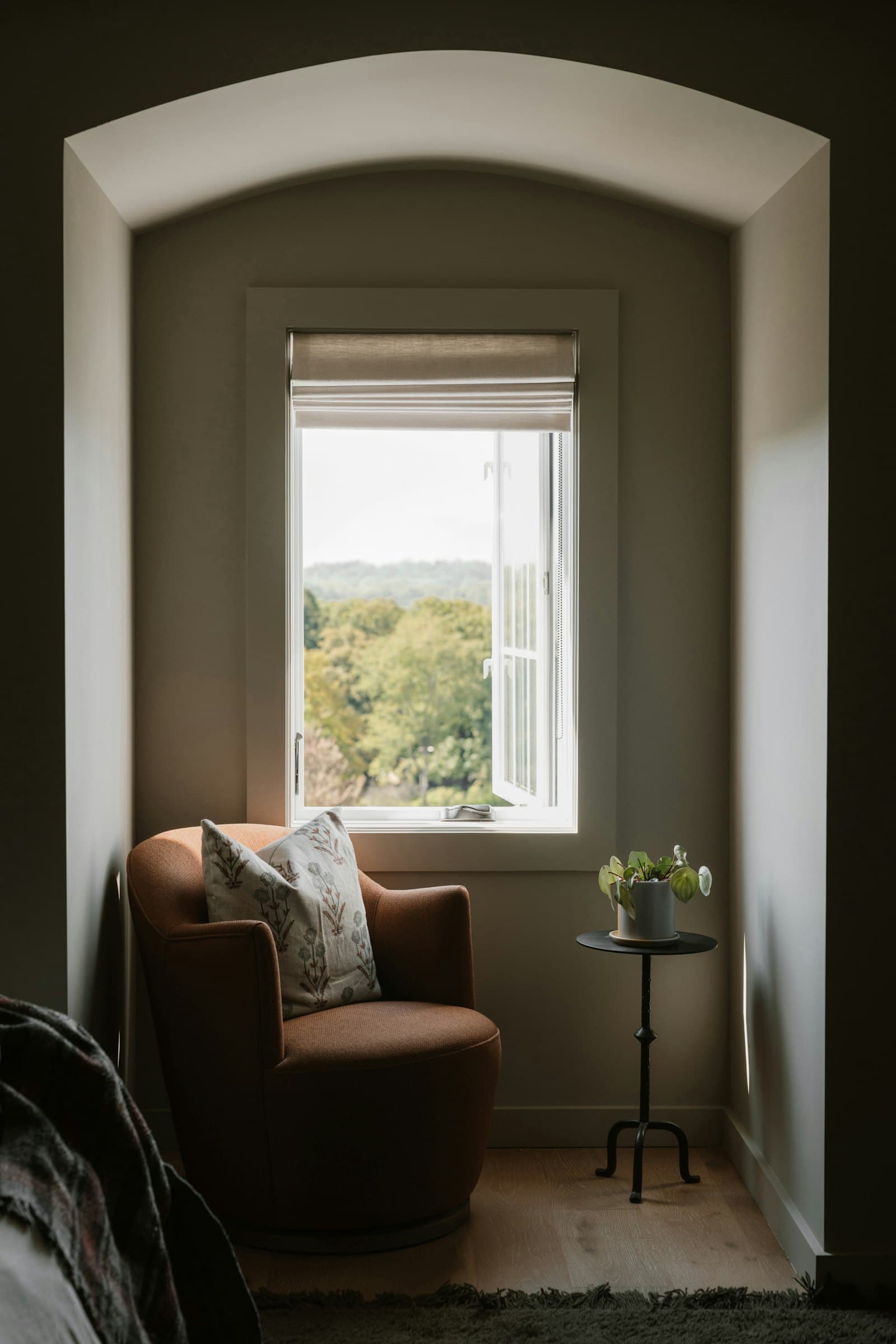 Fauteuil dans une alcôve voûtée près d'une fenêtre