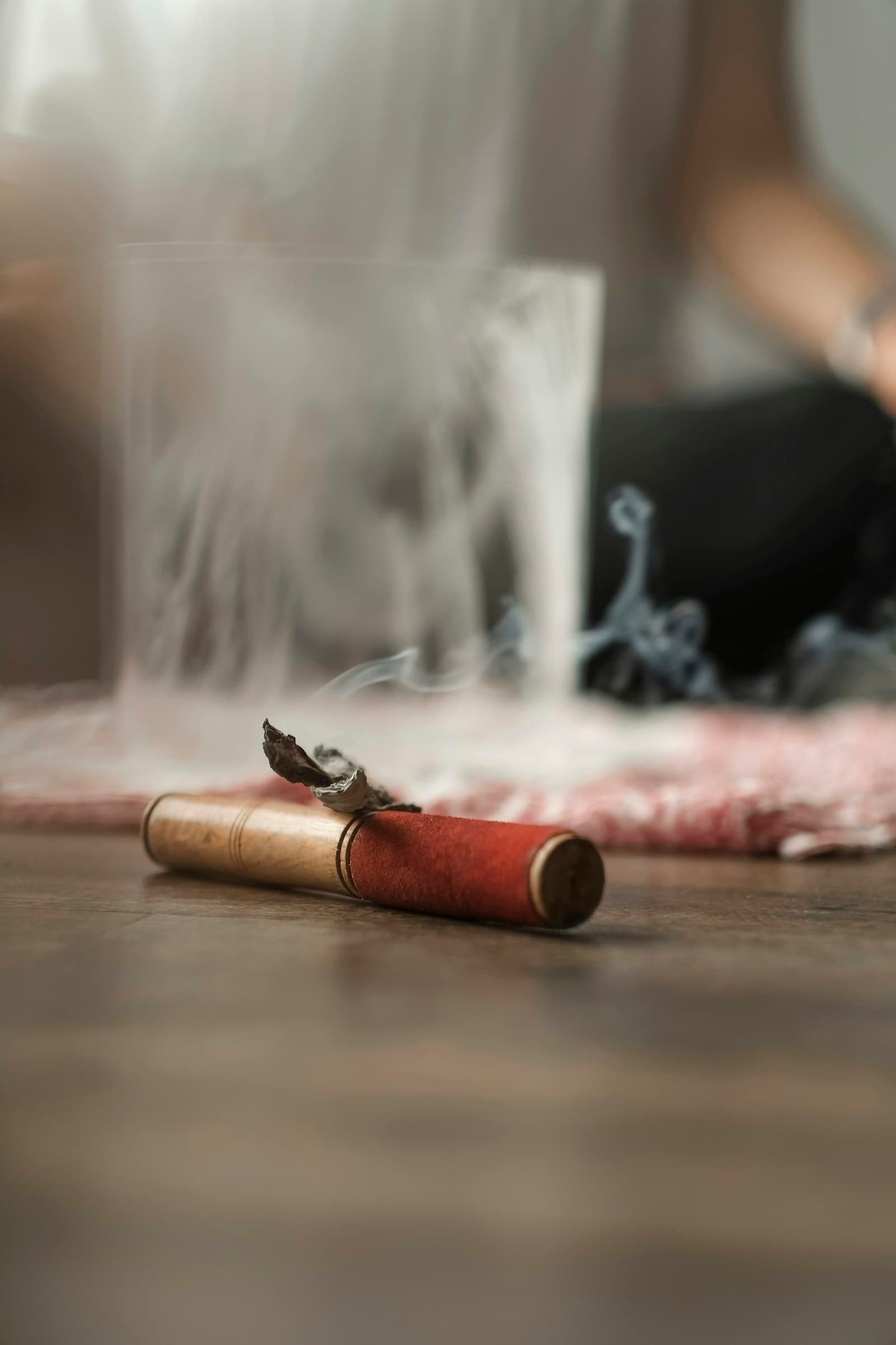 Fumée d'encens et maillet posé sur un parquet en bois